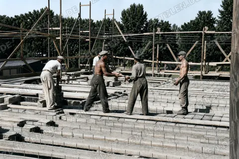 Arbeiter auf einer Deckenschalung beim Allianz-Bau