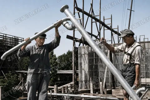 Montage von Rohrleitungen auf einer Allianz-Baustelle