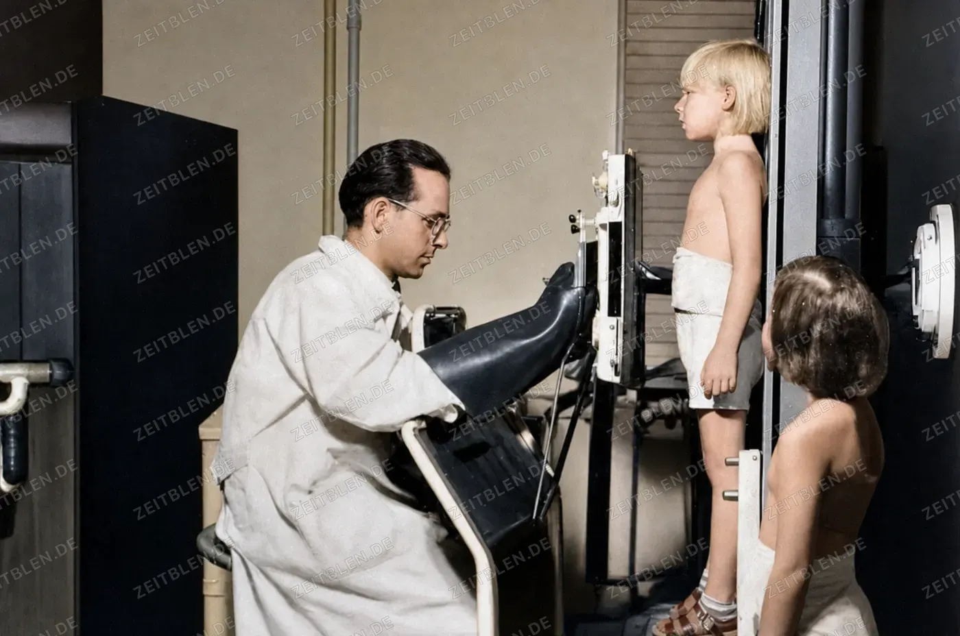 Reihenuntersuchung von Kindern am Röntgenapparat, München 1949