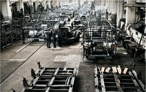 Montagehalle der Waggonfabrik Rathgeber mit Buskarosserien, 1949