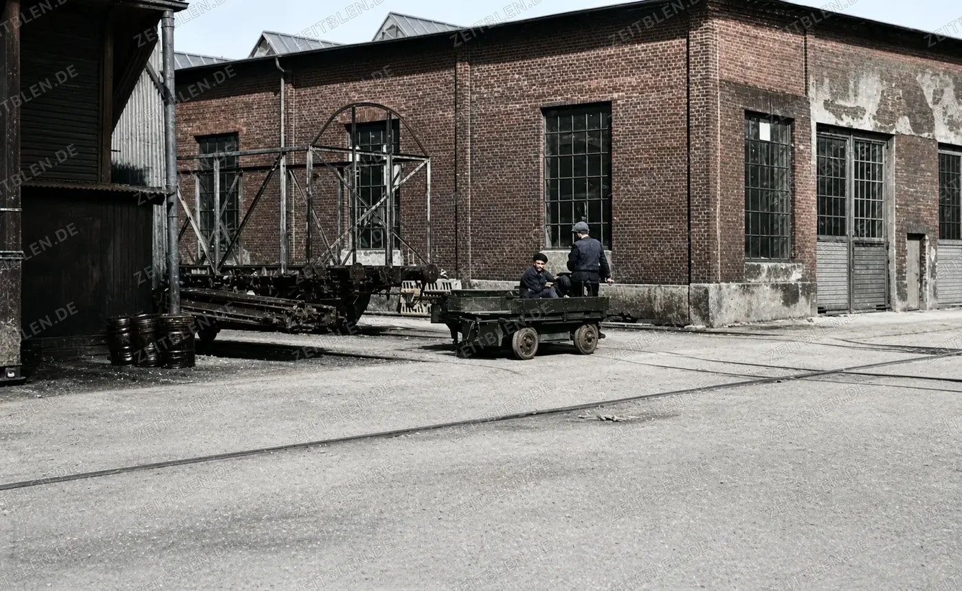 Werkshof der Waggonfabrik Rathgeber mit Transportwagen