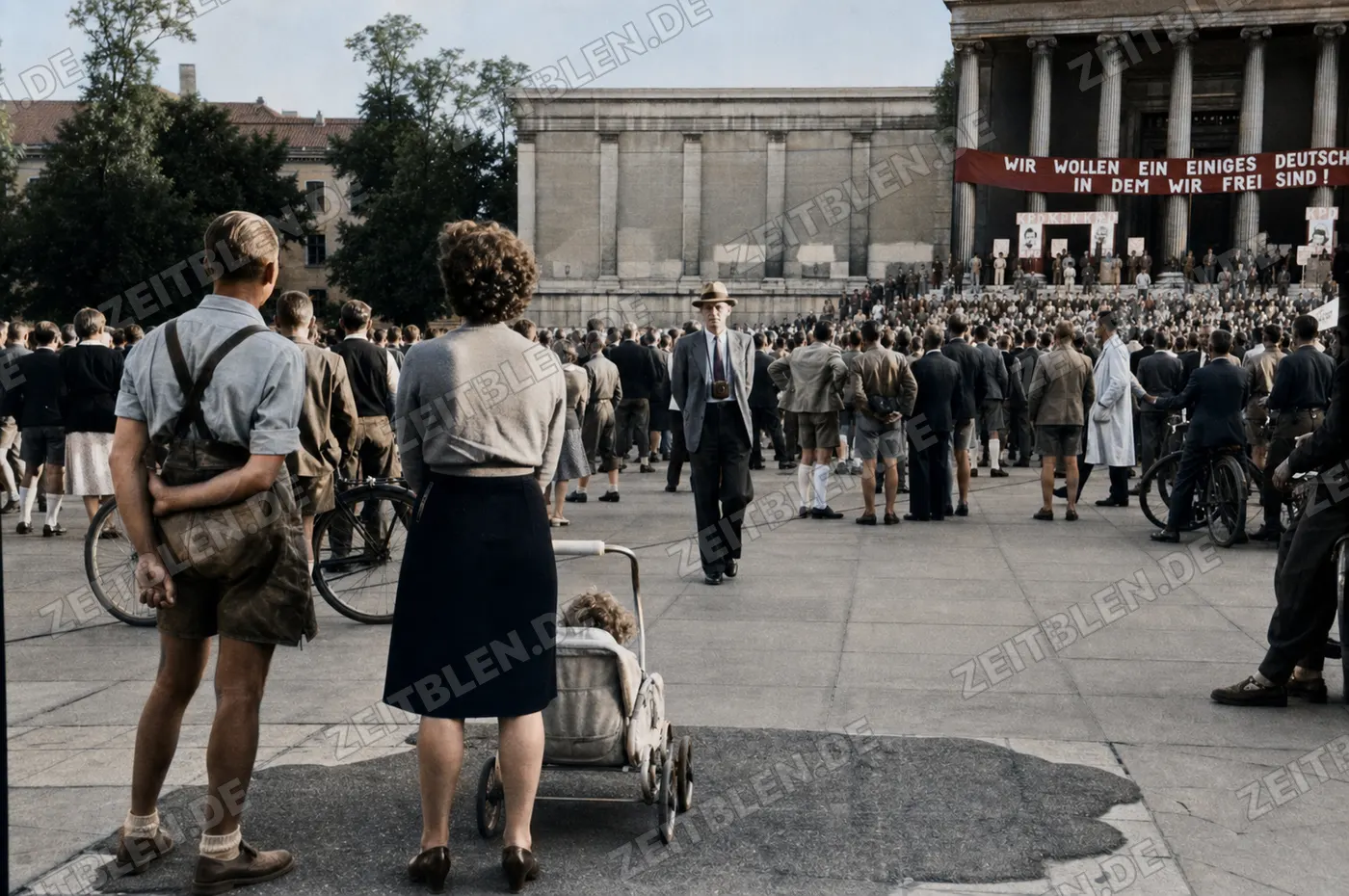 Zuschauer am Rand der KPD-Kundgebung auf dem Königsplatz