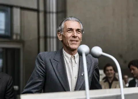 Max Reimann am Rednerpult der KPD-Kundgebung am Königsplatz
