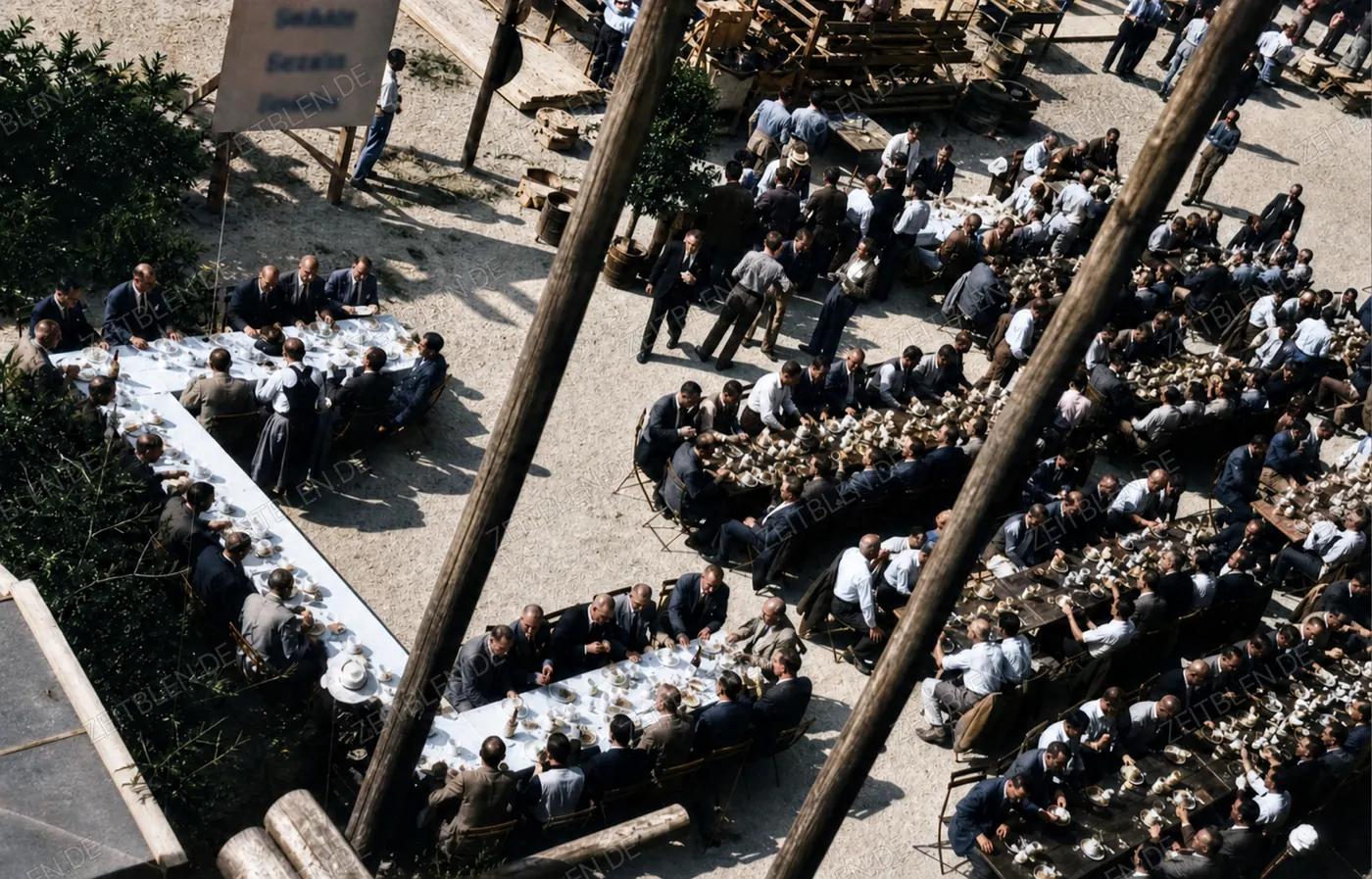 Blick von oben auf das Allianz-Richtfest