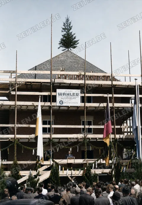Fassade mit Richtbaum beim amerikanischen Wohnblock in Ramersdorf