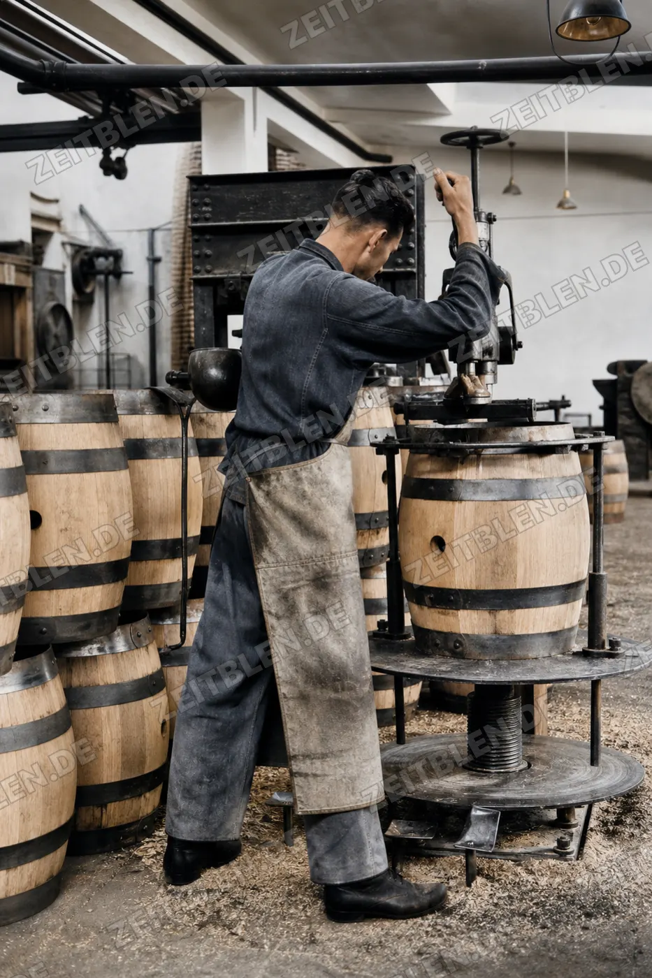 Arbeiter an einer Fassmaschine in der Fassfabrik Drexler