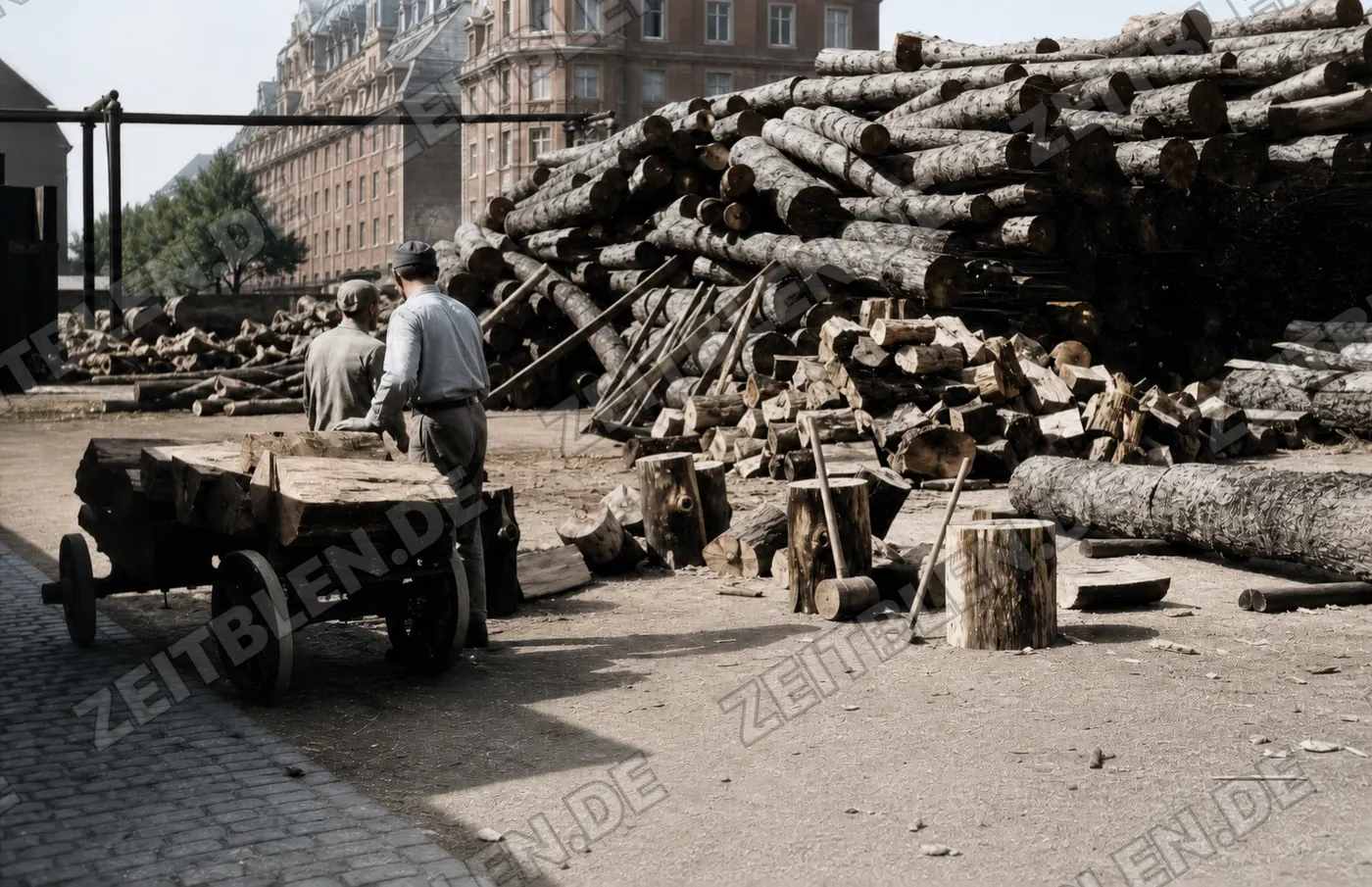 Holzlager im Hof der Fassfabrik Drexler