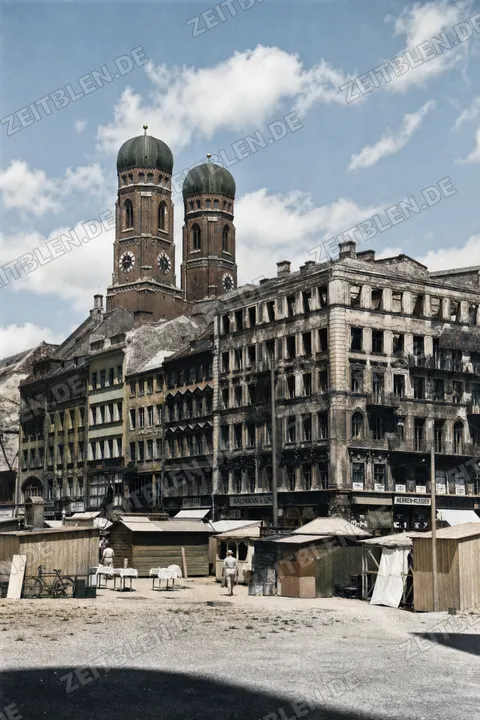 Verkaufsstände auf dem Marienplatz mit Blick zur Frauenkirche