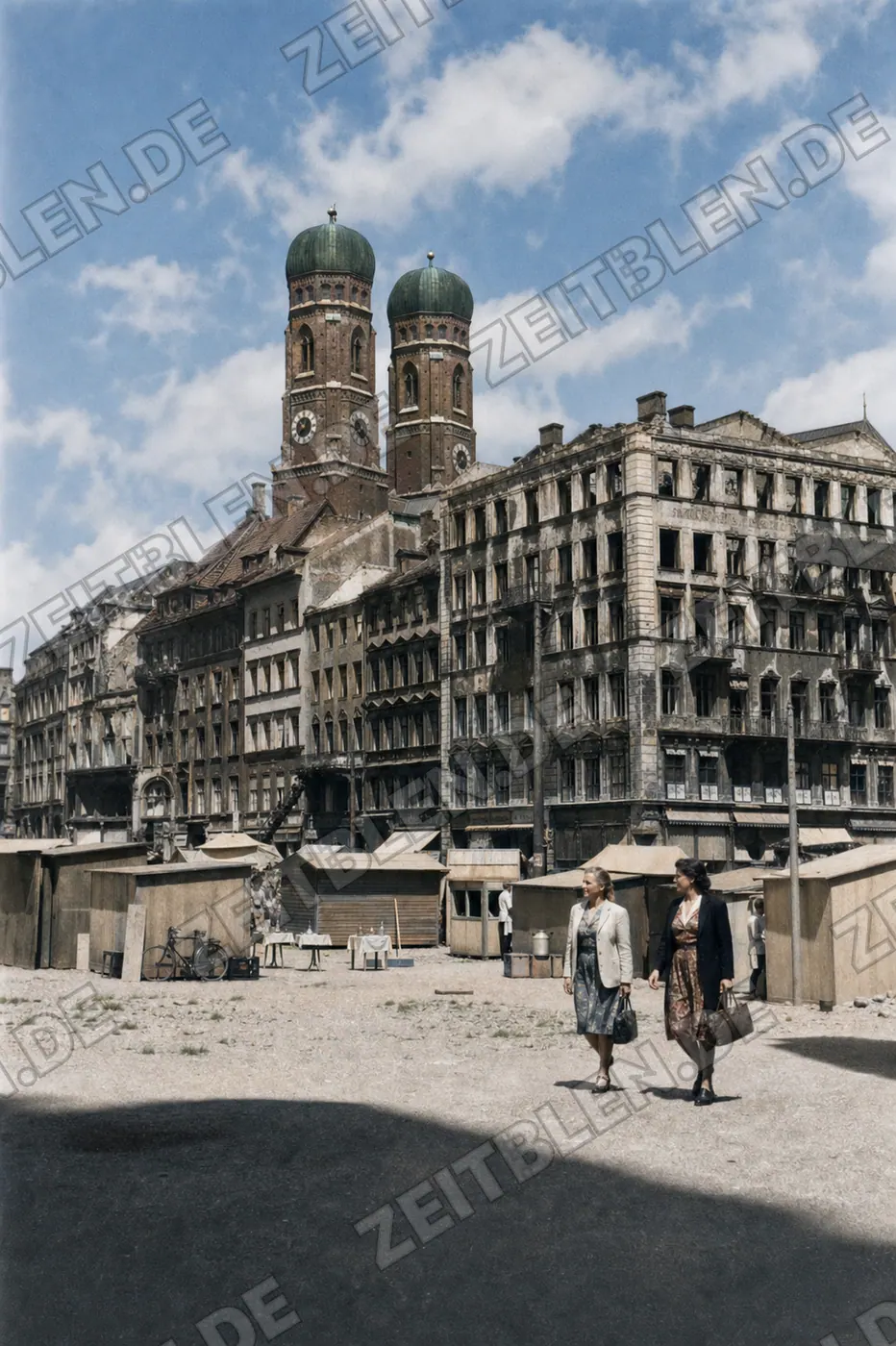 Passanten und Verkaufsstände auf dem Marienplatz