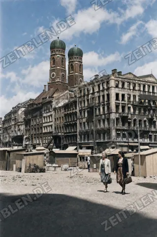 Passanten und Verkaufsstände auf dem Marienplatz