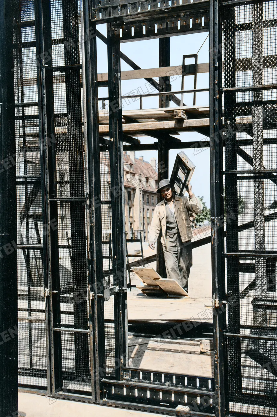 Baugerüst mit Materialbühne auf einer Allianz-Baustelle