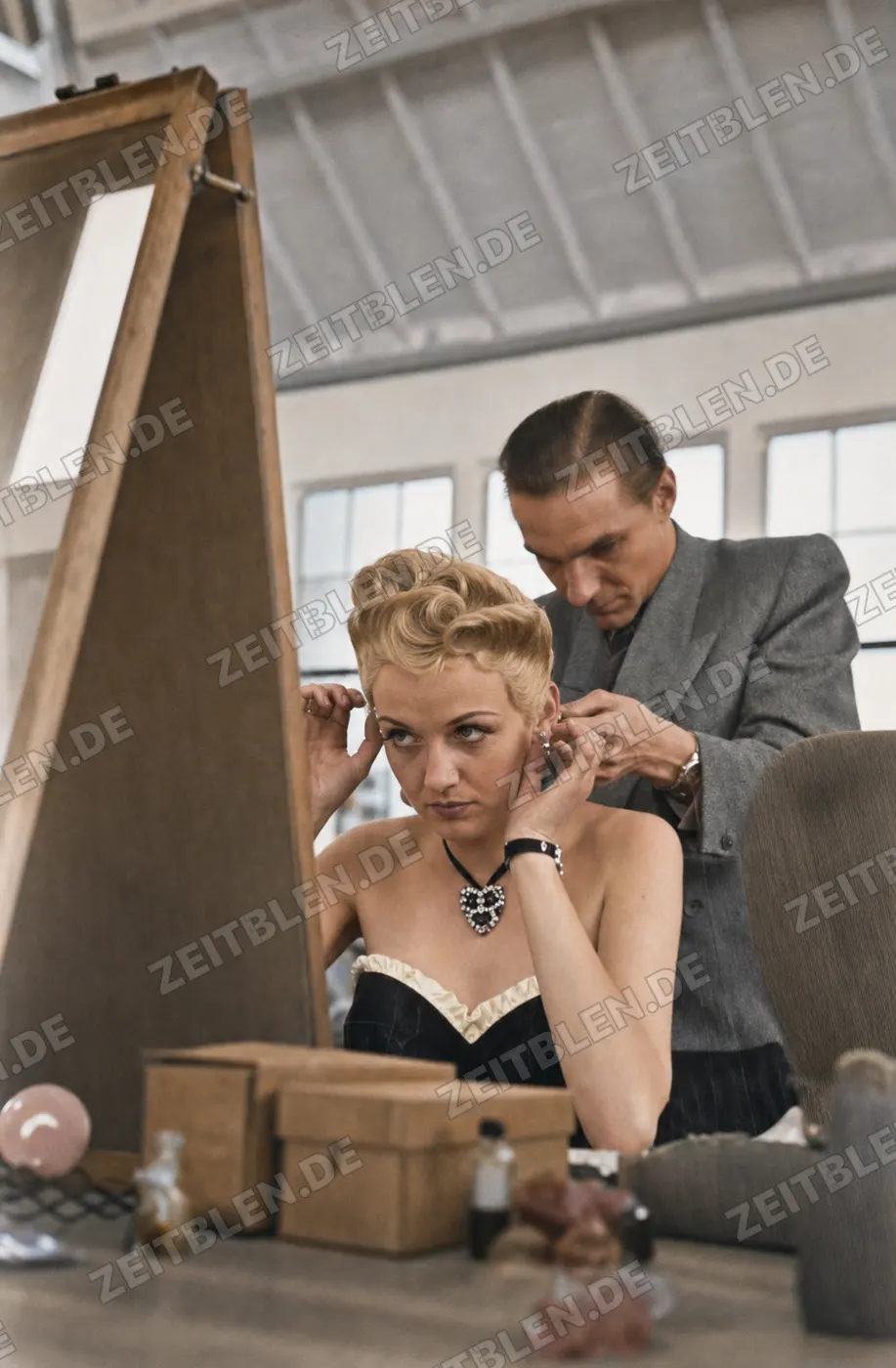 Friseur richtet Modellfrisur auf der Münchner Friseur-Ausstellung