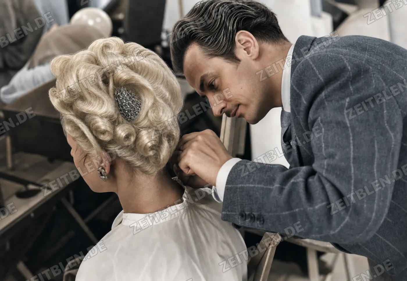 Frisiertechnik an einer Hochfrisur auf der Friseur-Ausstellung München