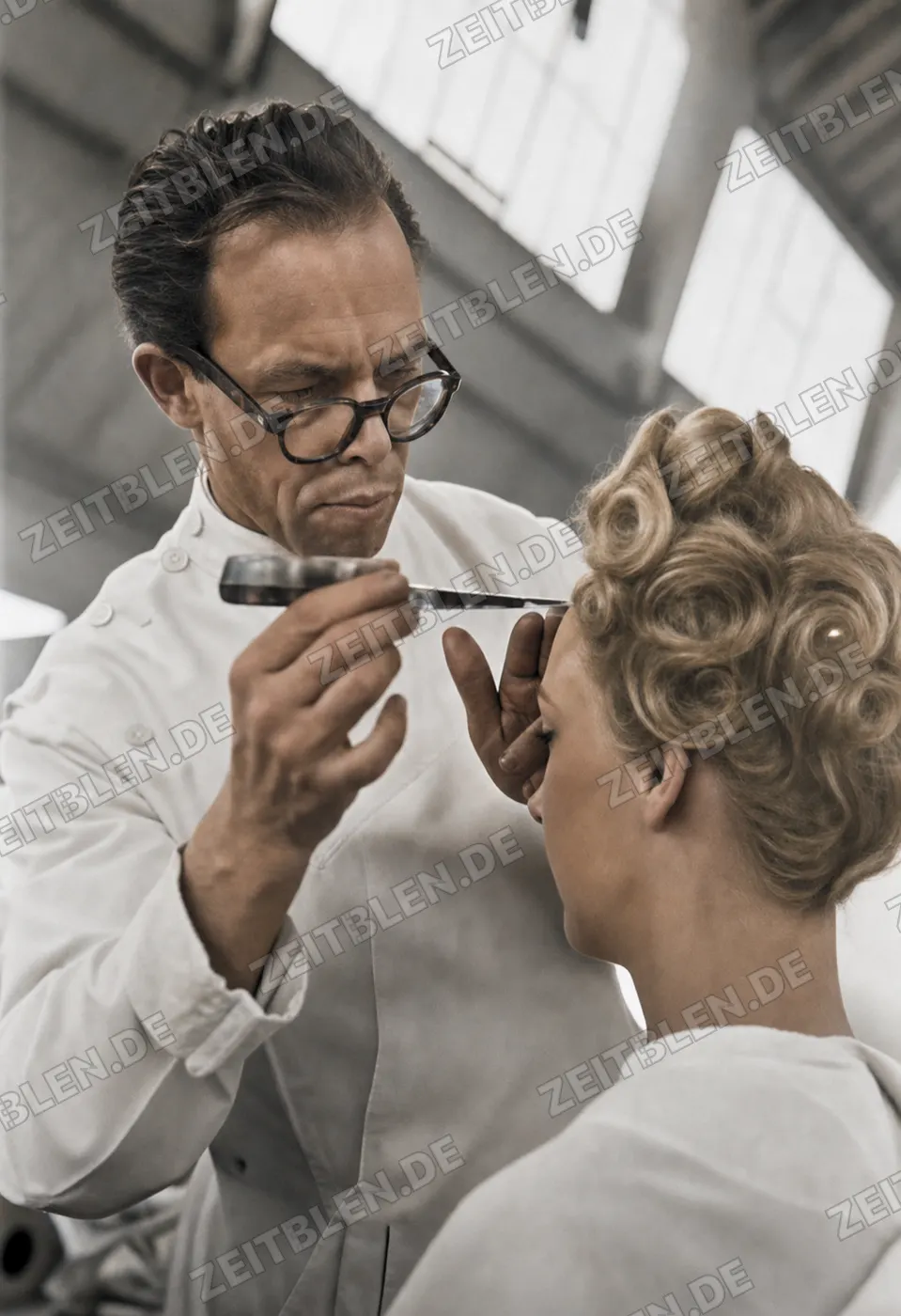 Kosmetikdemonstration am Modell auf der Friseur-Ausstellung München