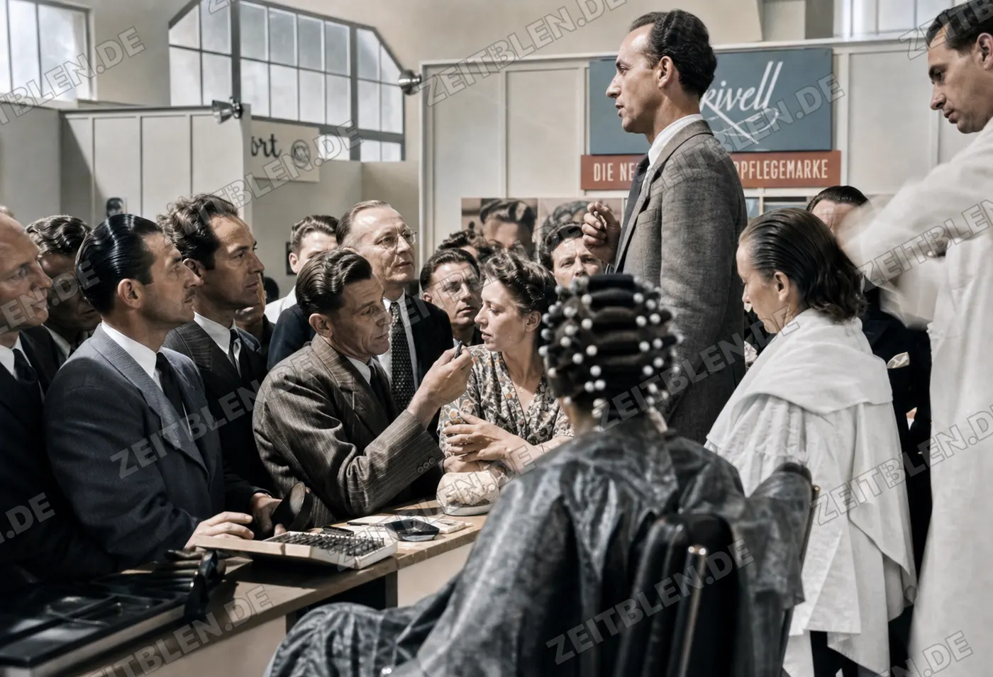 Publikum bei einer Friseurvorführung auf der Ausstellung in München