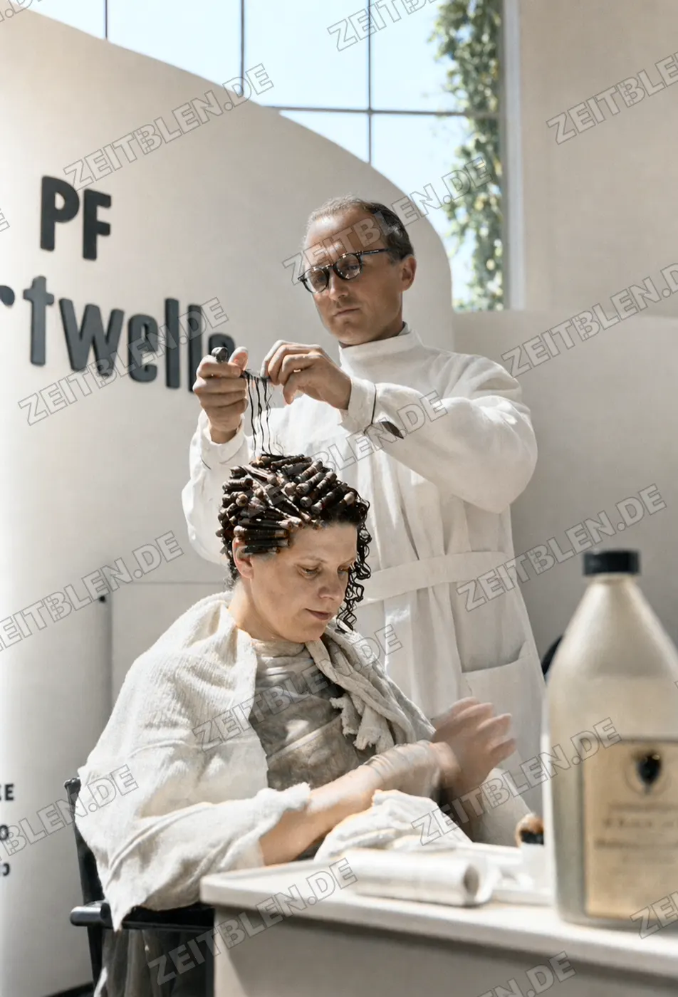 Friseurvorführung mit Lockenwicklern auf der Ausstellung München