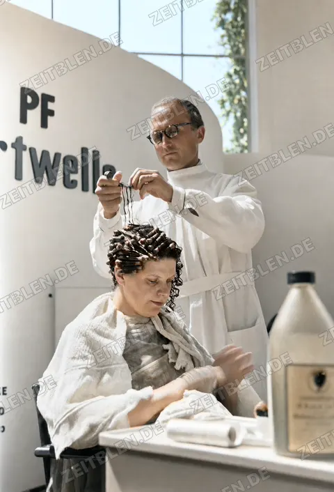 Friseurvorführung mit Lockenwicklern auf der Ausstellung München