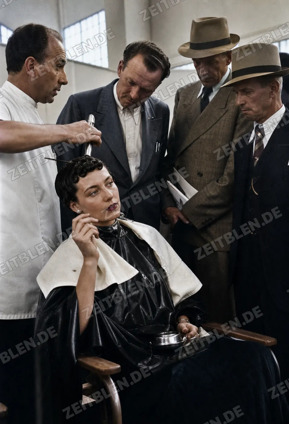 Frisurdemonstration mit Modell auf der internationalen Friseur-Ausstellung München