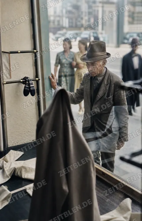 Passant vor einem Münchner Schaufenster im Geschäftsleben der Nachkriegszeit