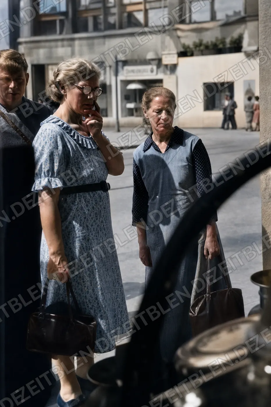 Zwei Frauen vor einem Münchner Schaufenster im Sommer 1949