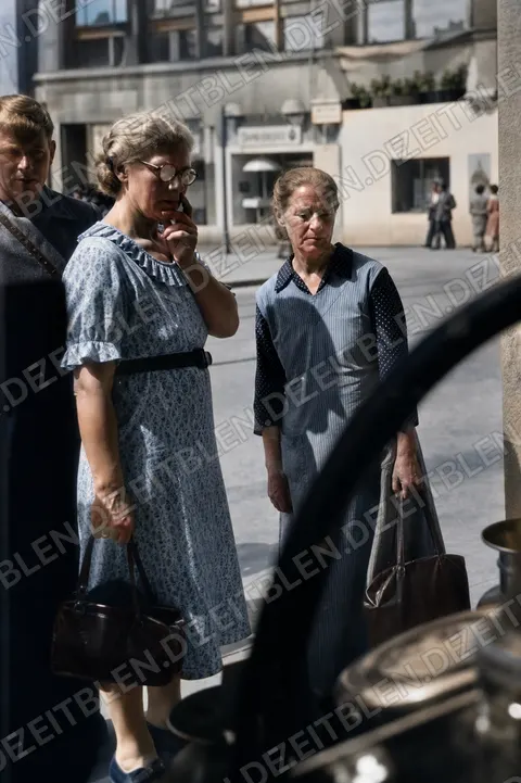Zwei Frauen vor einem Münchner Schaufenster im Sommer 1949