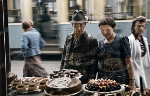 Paar vor einer Münchner Konditoreiauslage