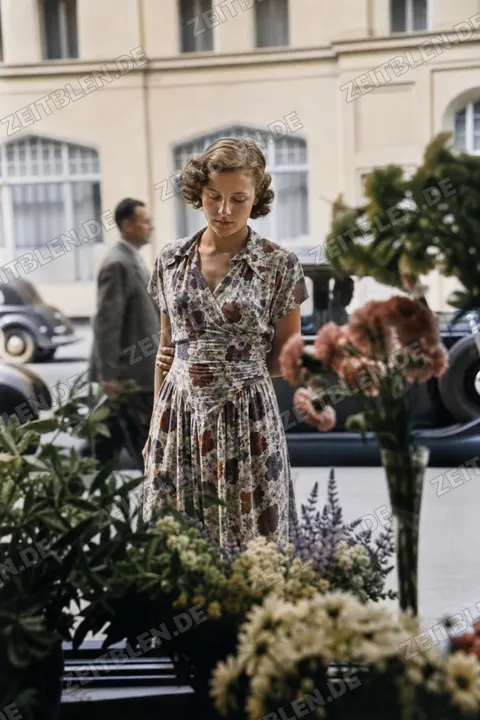 Junge Frau vor einer Münchner Blumen- oder Schaufensterauslage