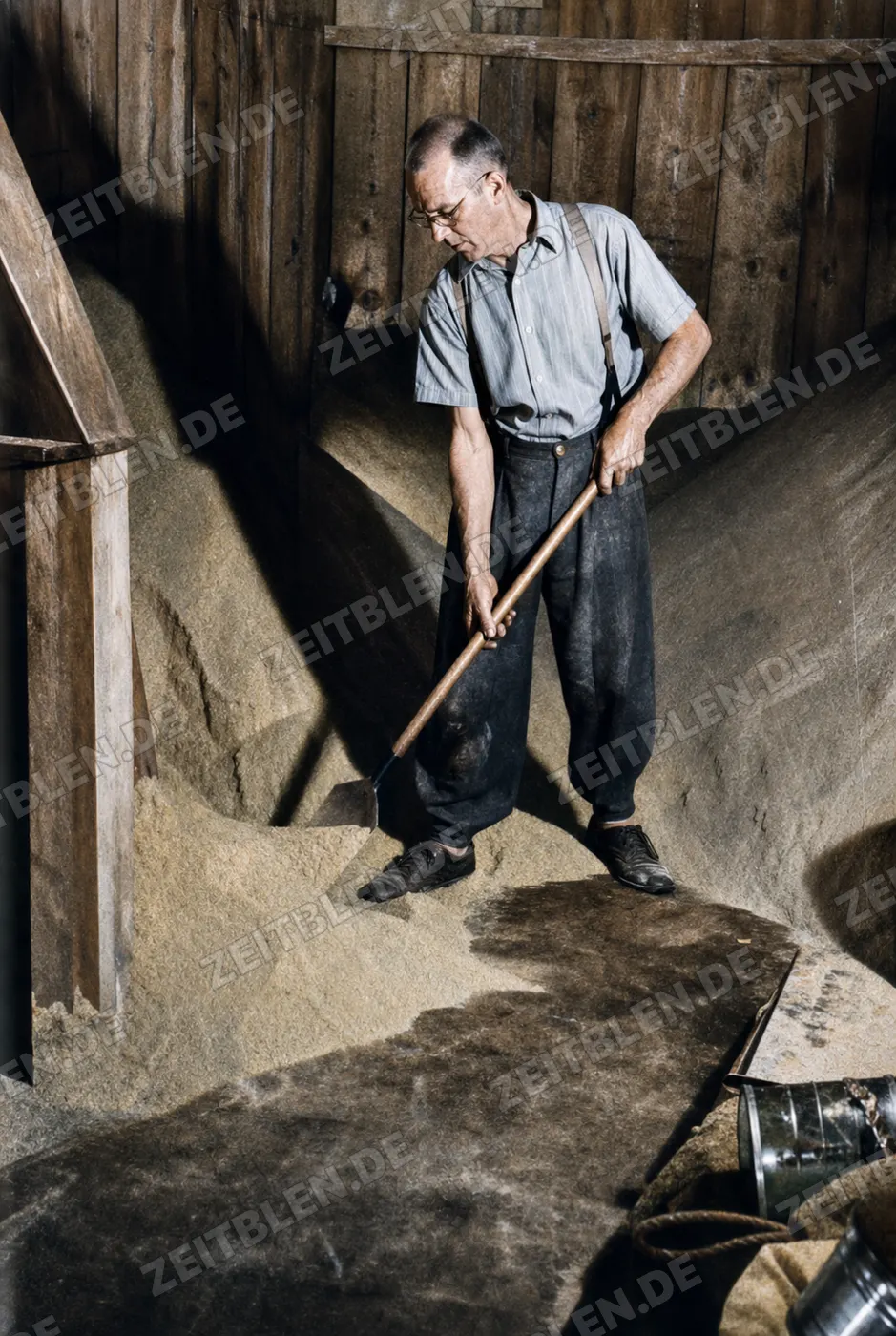 Arbeiter im Produktionsraum der Develey-Senffabrik