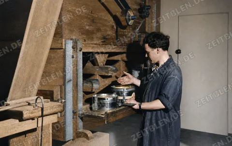 Arbeiter an Abfüllstation der Develey-Senffabrik