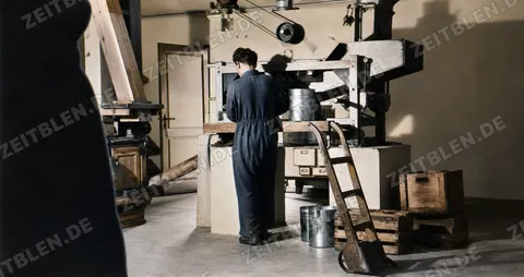 Arbeiter an Produktionsmaschine der Develey-Senffabrik