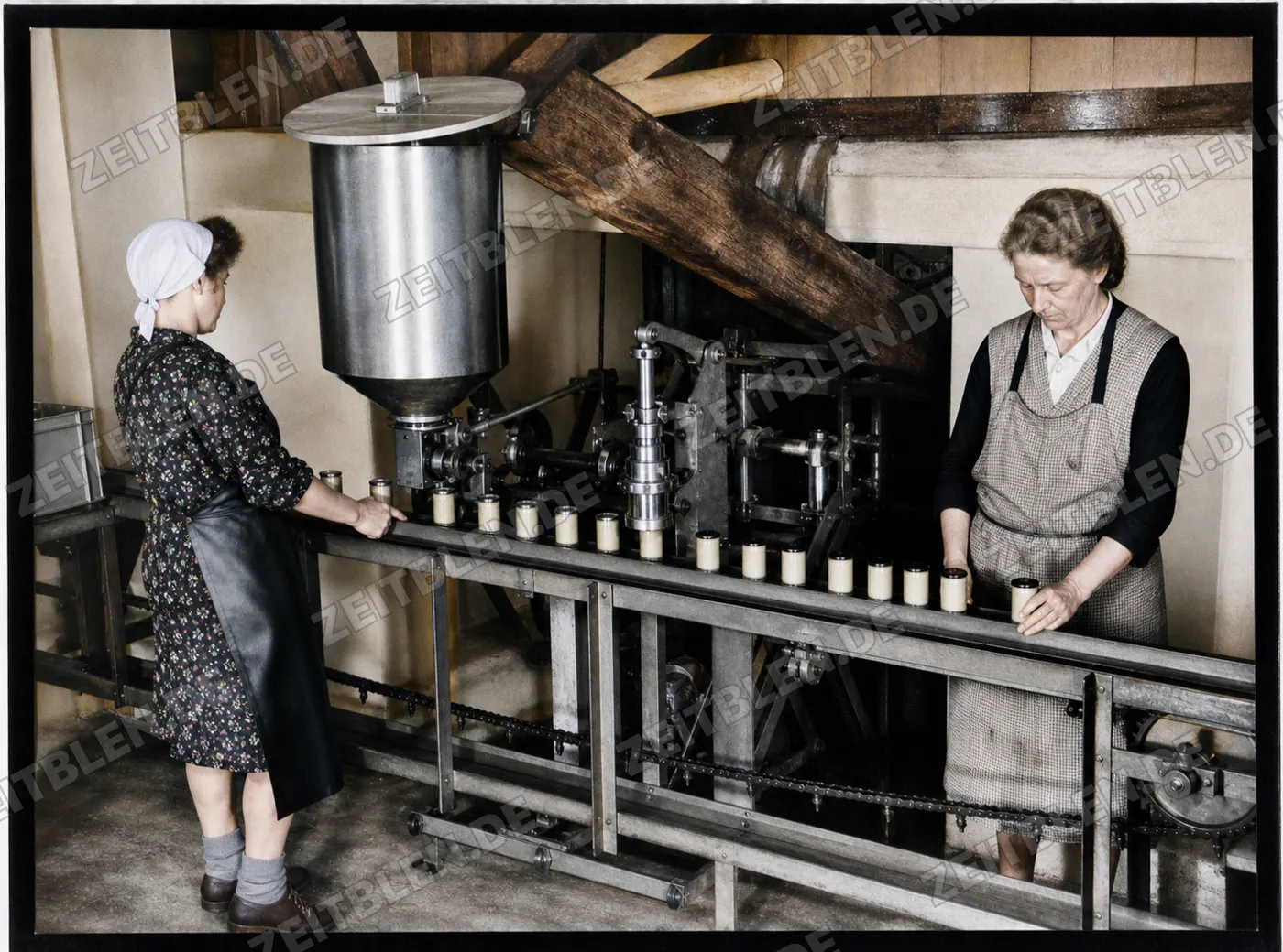 Arbeiterinnen an der Abfülllinie der Develey-Senffabrik