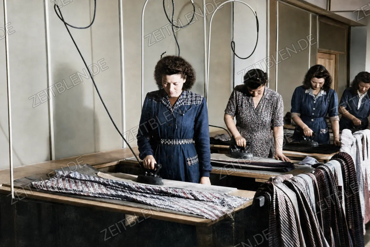 Büglerinnen in der Krawattenfabrik Weller