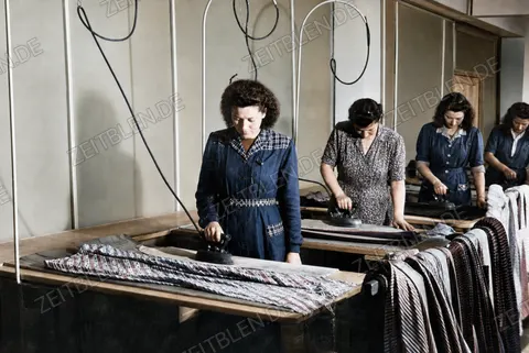 Büglerinnen in der Krawattenfabrik Weller