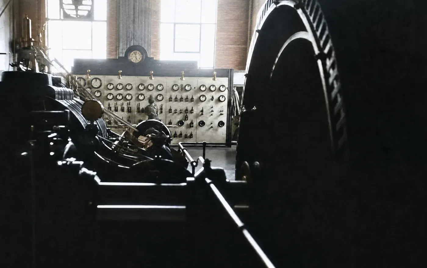 Antriebsanlage im Maschinenraum des Sägewerks Kirsch & Söhne