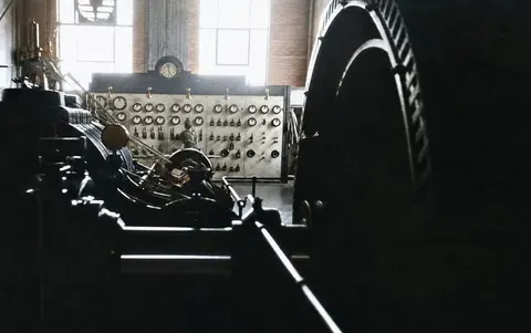 Antriebsanlage im Maschinenraum des Sägewerks Kirsch & Söhne