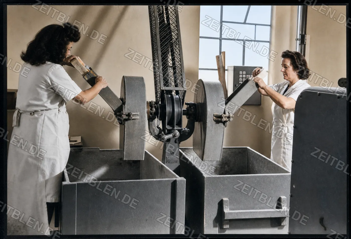 Befüllen von Produktionsbehältern in der Seifenfabrik Werle