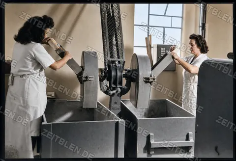 Befüllen von Produktionsbehältern in der Seifenfabrik Werle