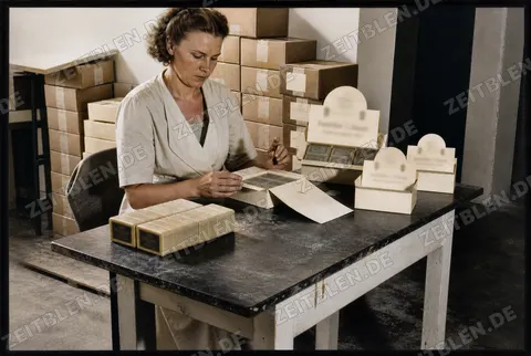 Verpackung von Seifenstücken in der Seifenfabrik Werle