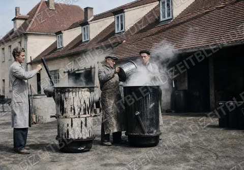 Offene Lackkessel im Hof einer chemischen Fabrik