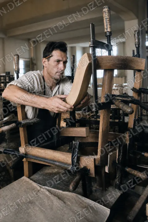 Holzformung in den Vereinigten Werkstätten München