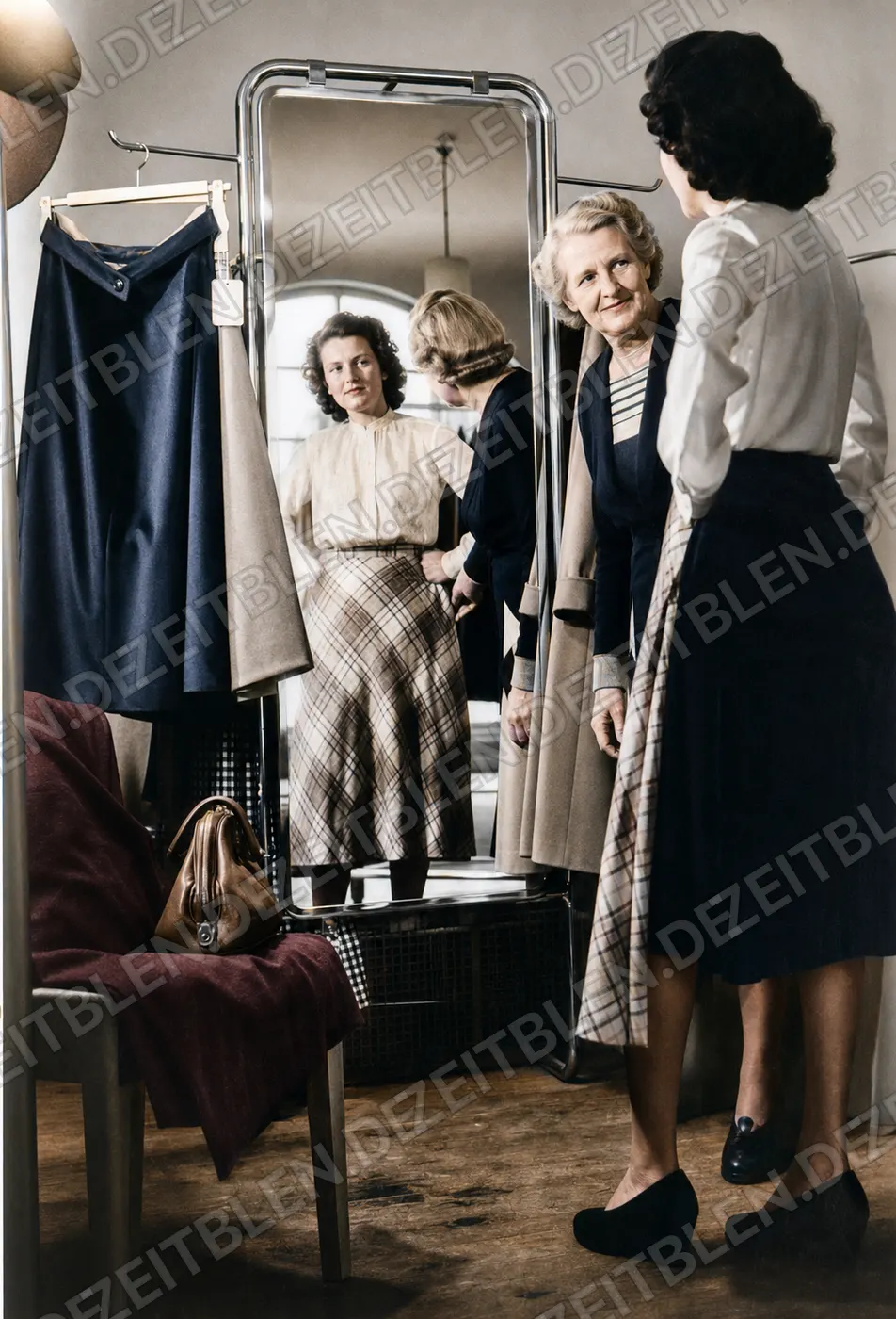 Modeberatung vor dem Spiegel im Kaufhaus Konen