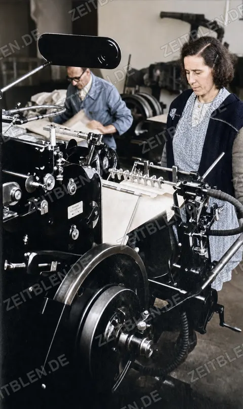 Arbeit an einer Monotype-Gießmaschine bei Oldenbourg