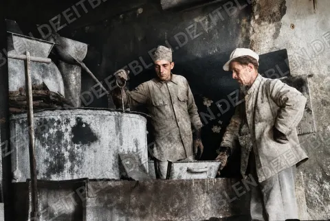 Arbeiter am Misch- oder Gießbehälter für Porenbeton
