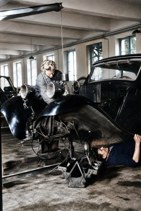 Reparaturarbeit in der Auto-Henne-Werkstatt am Harras