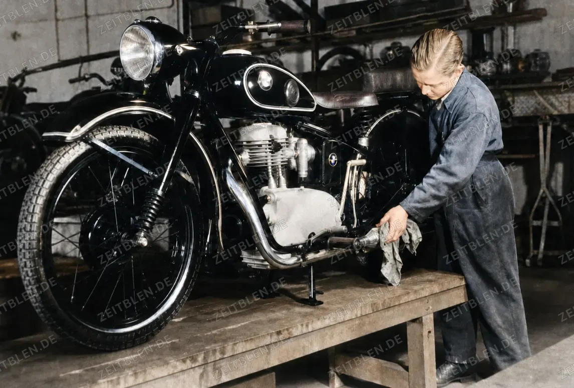 Wartung eines Motorrads in der Werkstatt Henne