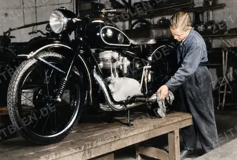 Wartung eines Motorrads in der Werkstatt Henne