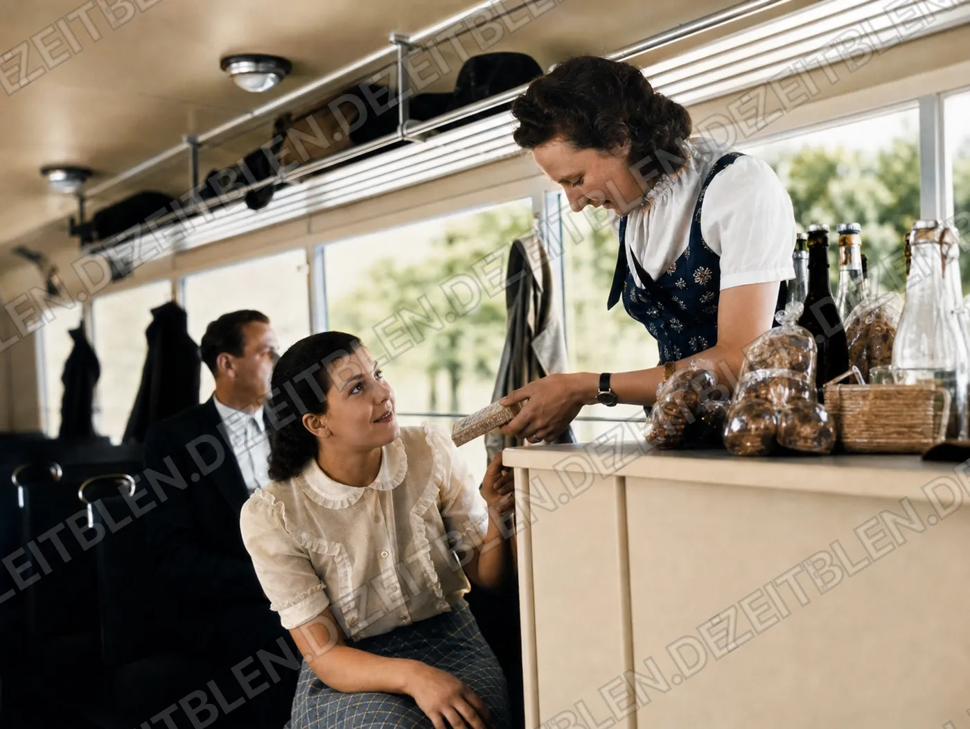 Bedienung im Speisewagenautobus nach Bayrischzell