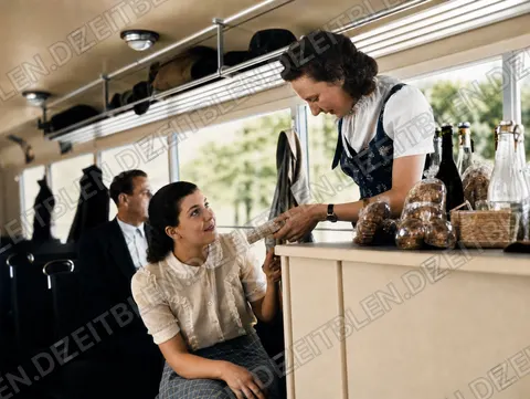 Bedienung im Speisewagenautobus nach Bayrischzell