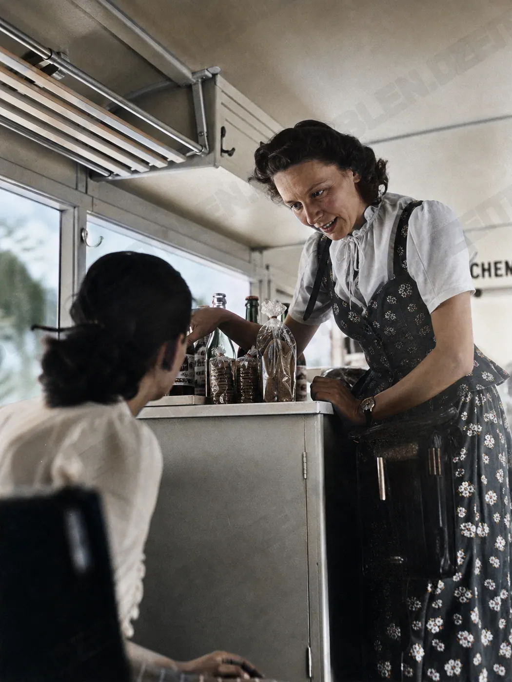 Speisenkarte und Bedienung im Speisewagenautobus