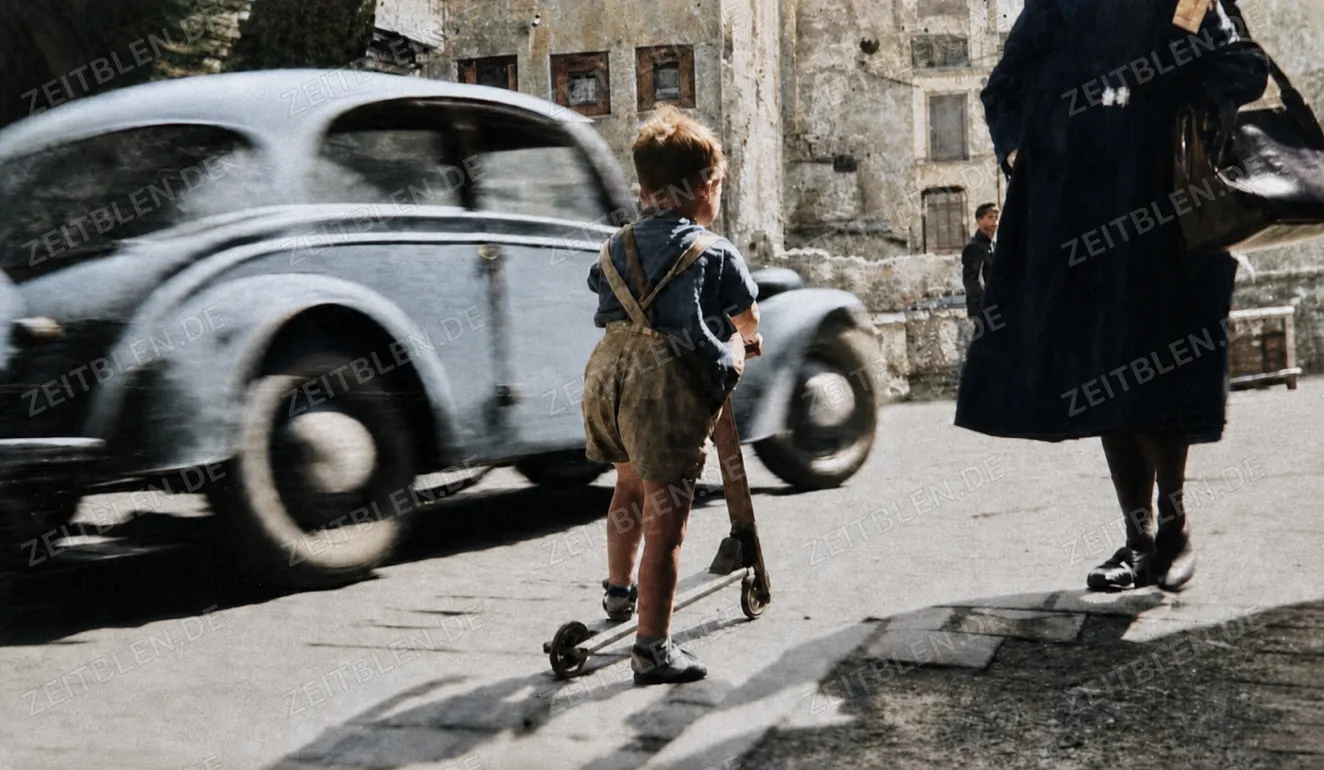 Kind mit Roller neben einem Auto, Reportage „Kinder in Gefahr“